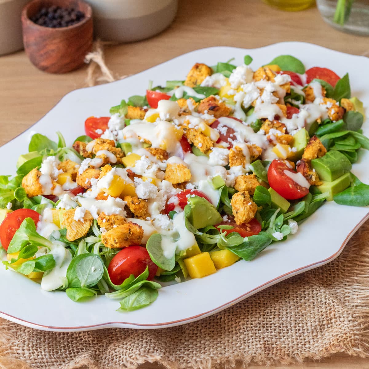 Ensalada de pollo asado con salsa de yogur y mostaza en Cecofry
