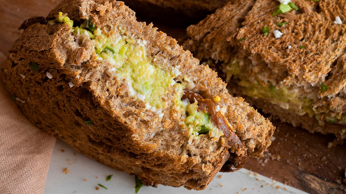 Sándwich de aguacate, tomate seco y feta en Cecofry
