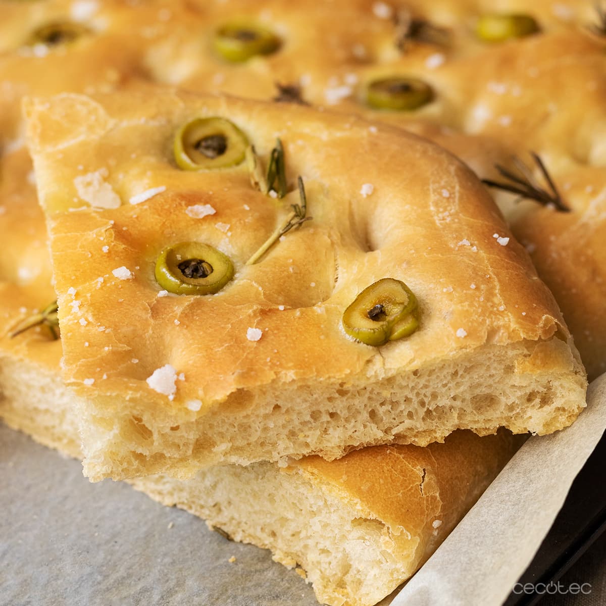 Focaccia de aceitunas verdes rellenas y romero en Mambo