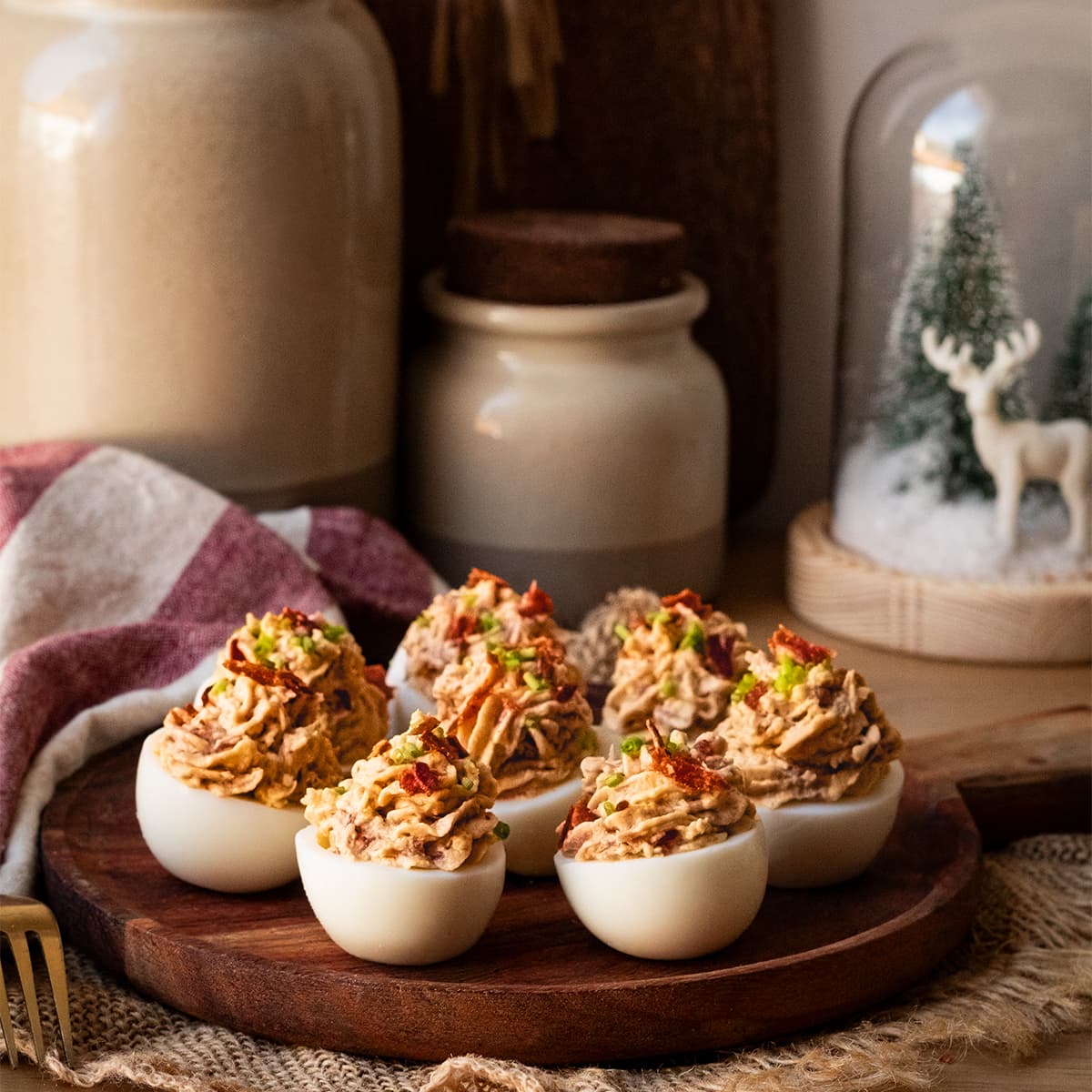 Huevos rellenos con mousse de foie y jamón en Mambo