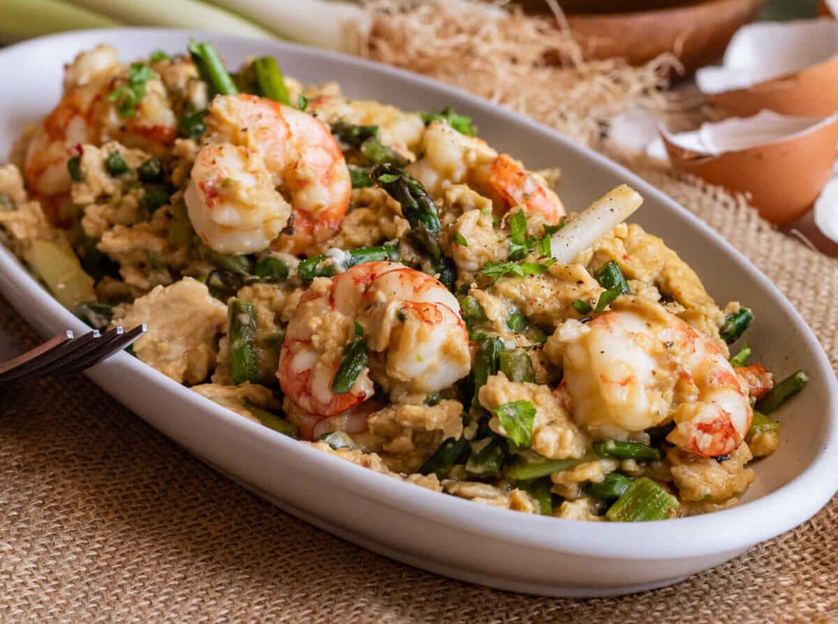 Revuelto de esparragos, gambones y ajos tiernos en Ollas GM