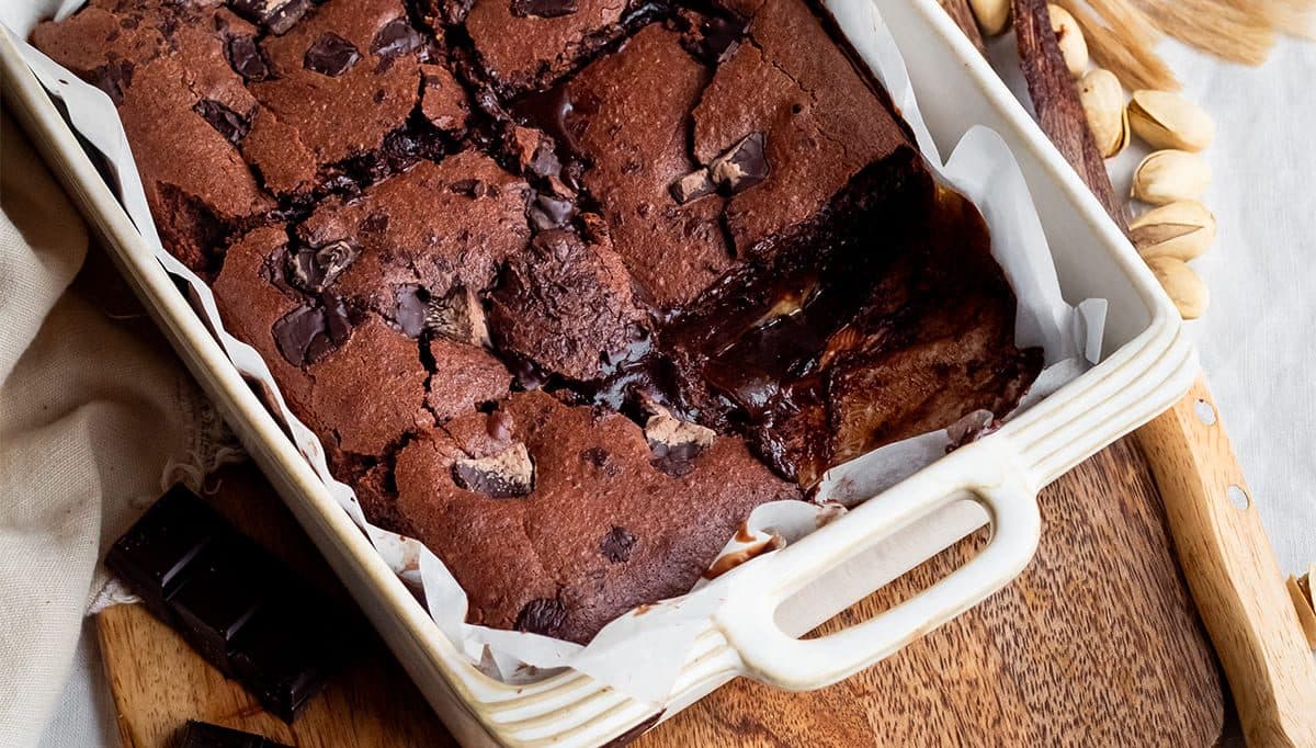 Brownie con crema de pistacho y chocolate blanco en Mambo y Cecofry