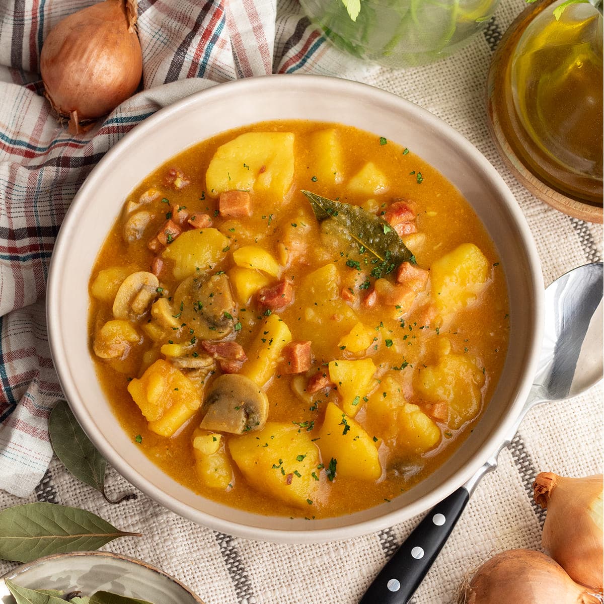 Guisado de patatas con champiñones en Ollas GM