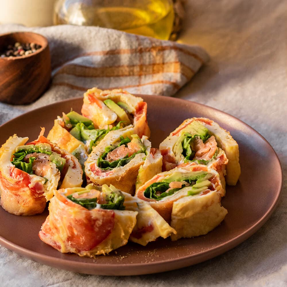 Rollito de tomate con salmón, aguacate y espinacas en Cecofry