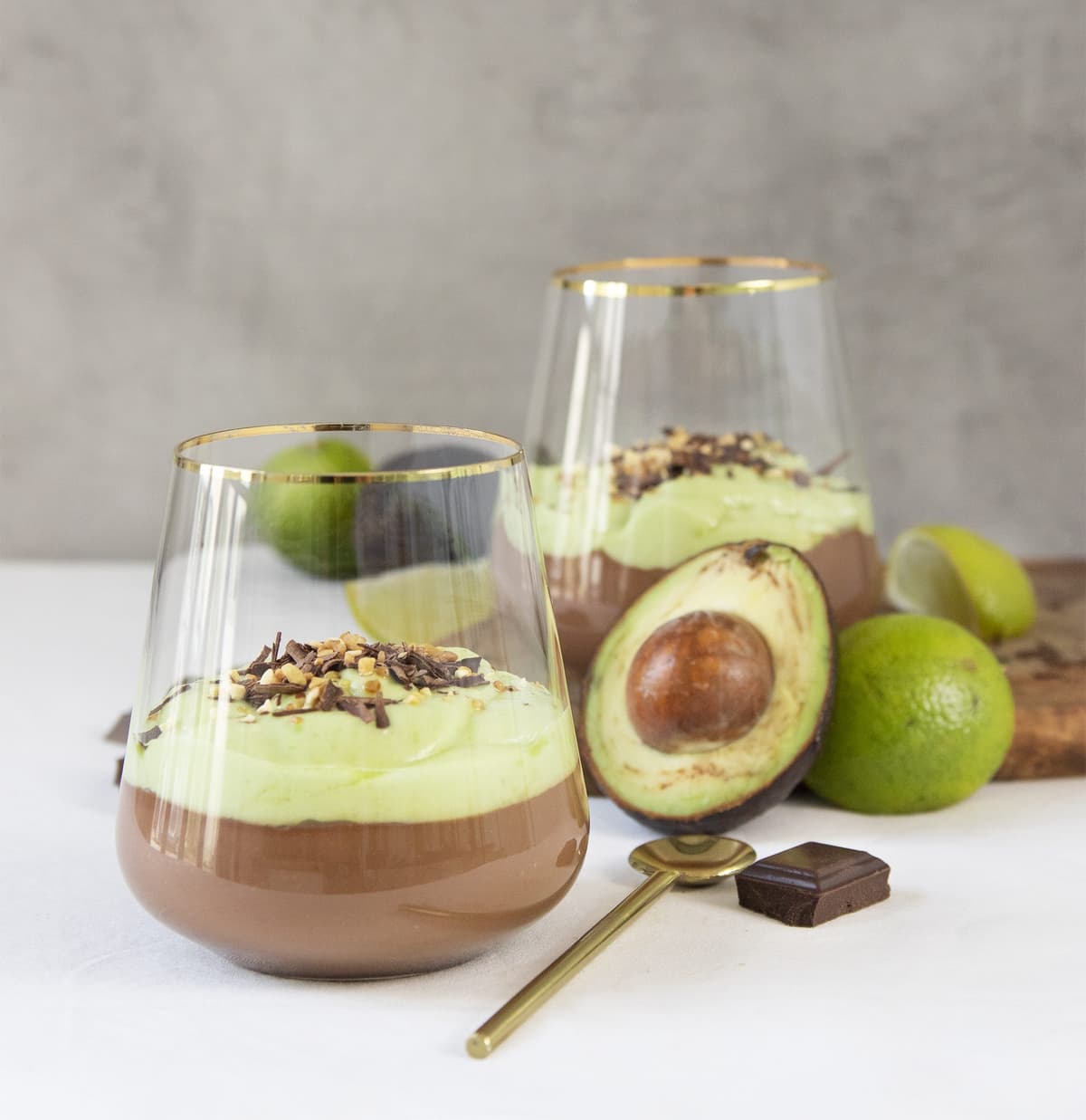 Copa de merengue de aguacate con chocolate