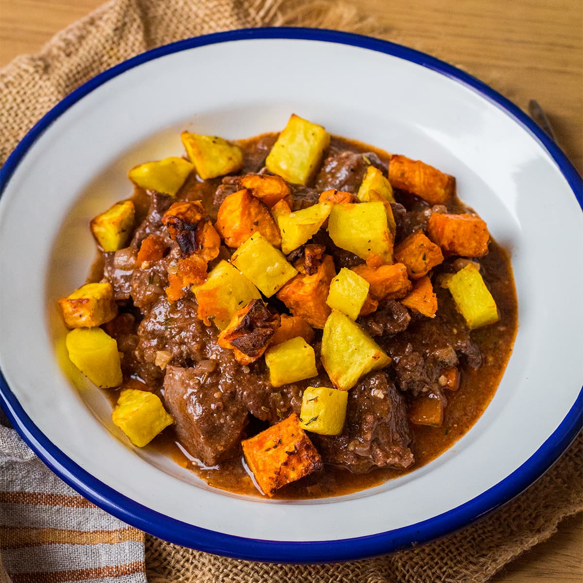 Estofado de ternera, patatas, boniato y trufa en Olla GM