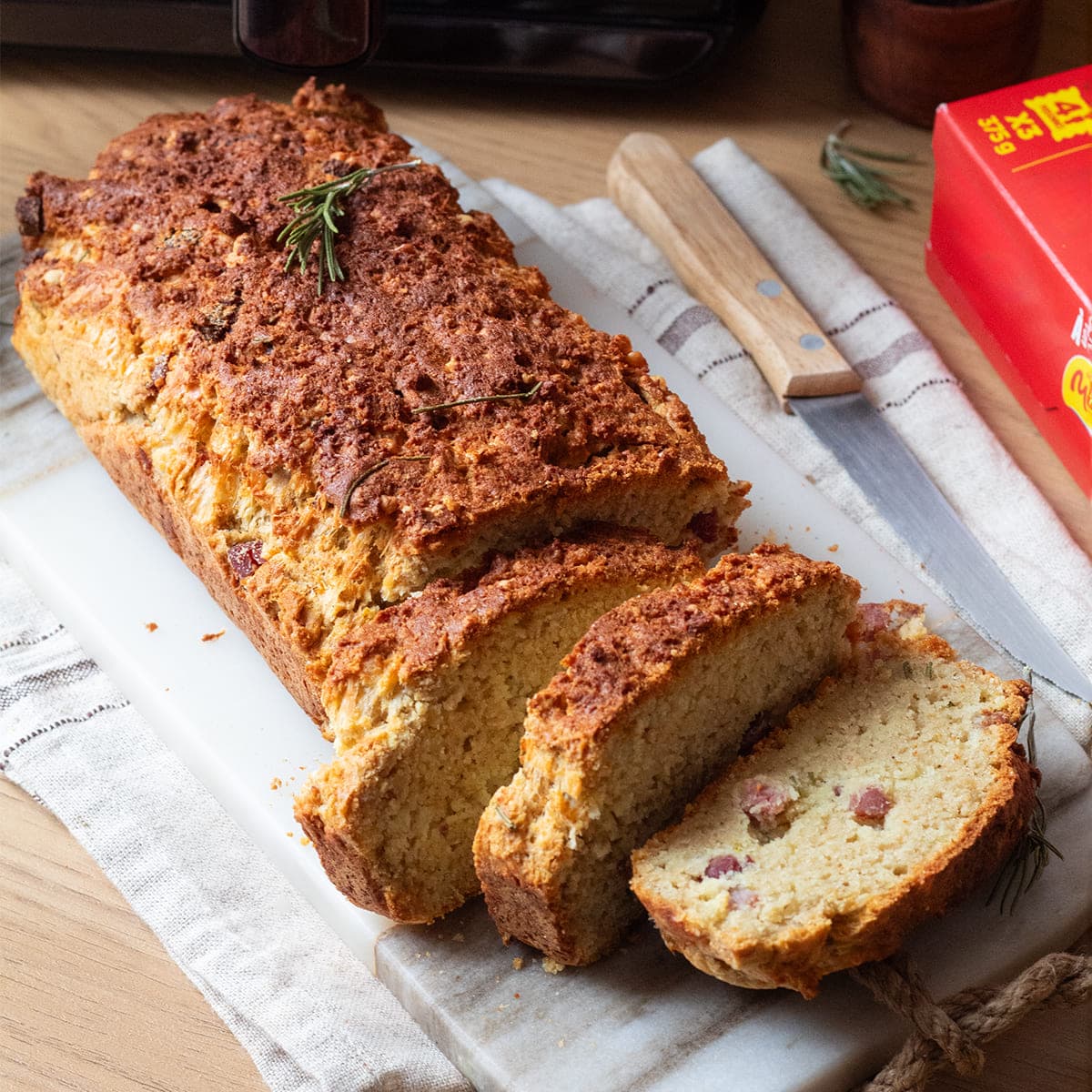 Pan con preparado de puré con jamón, queso y romero en Cecofry