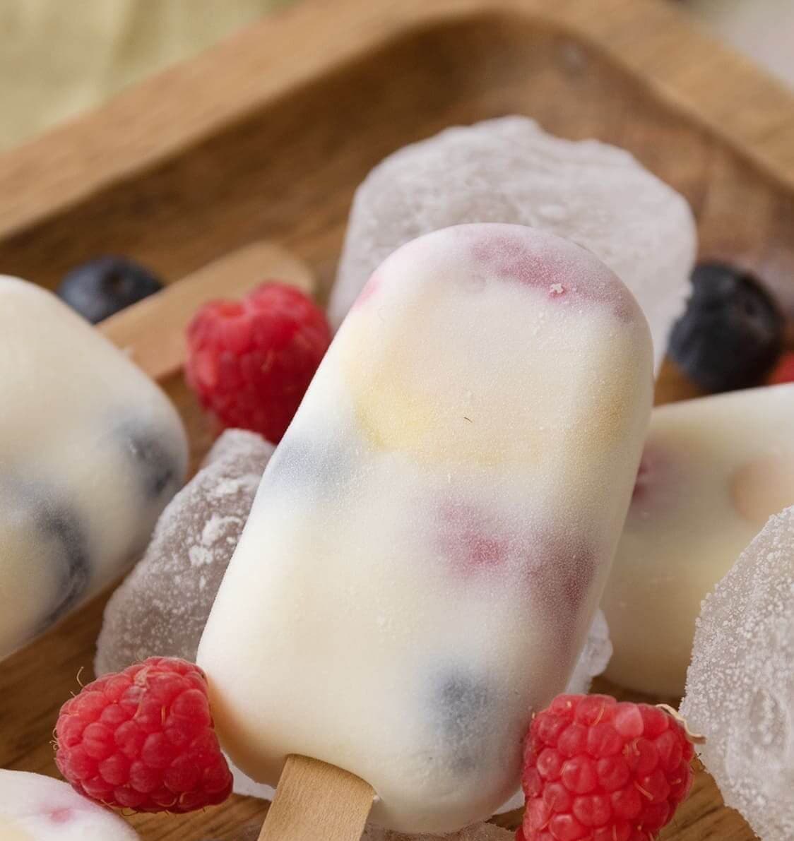 Polos de leche con frutos rojos y plátano en Mambo