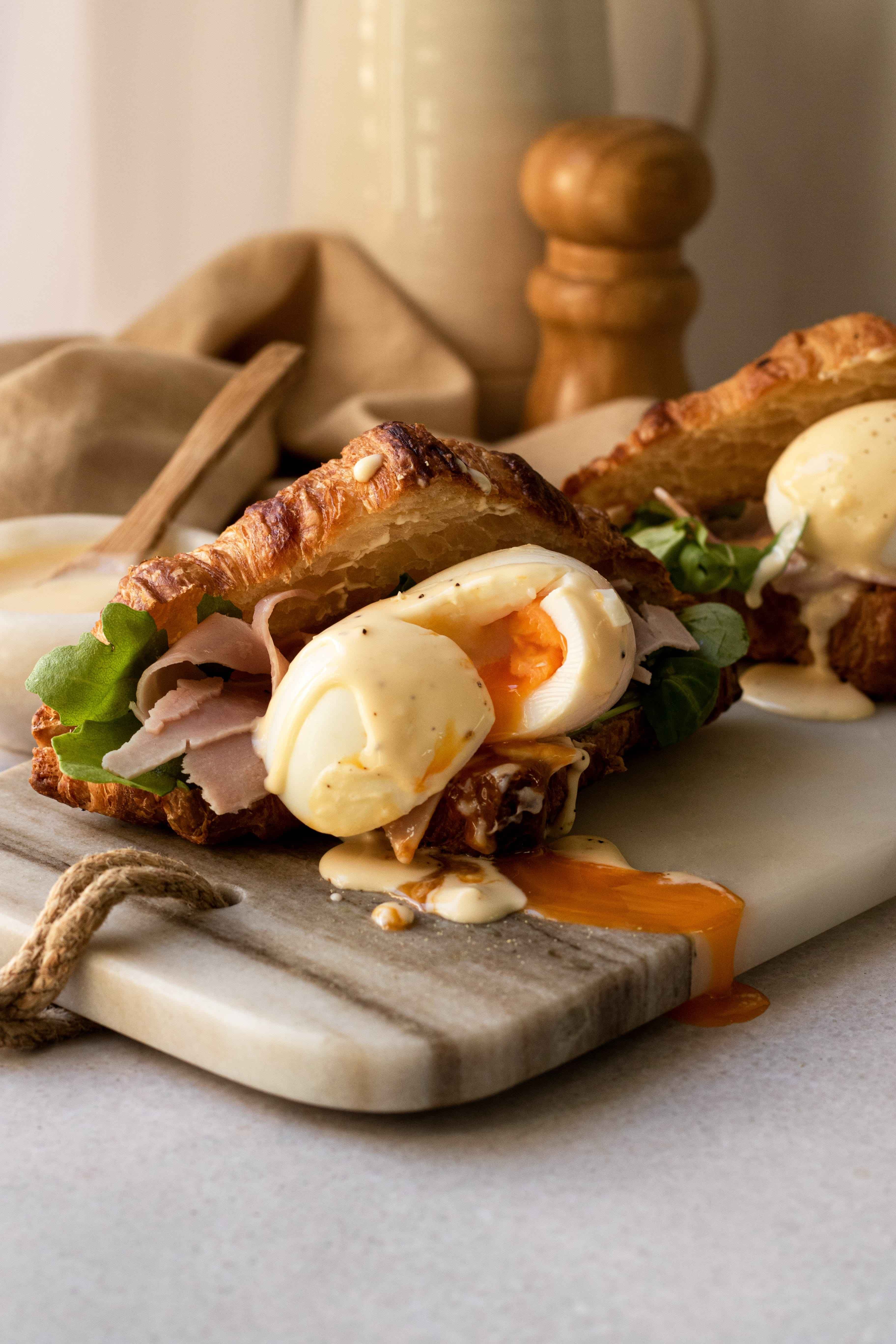 Croissant con pavo, rúcula, huevo y salsa holandesa en Mambo