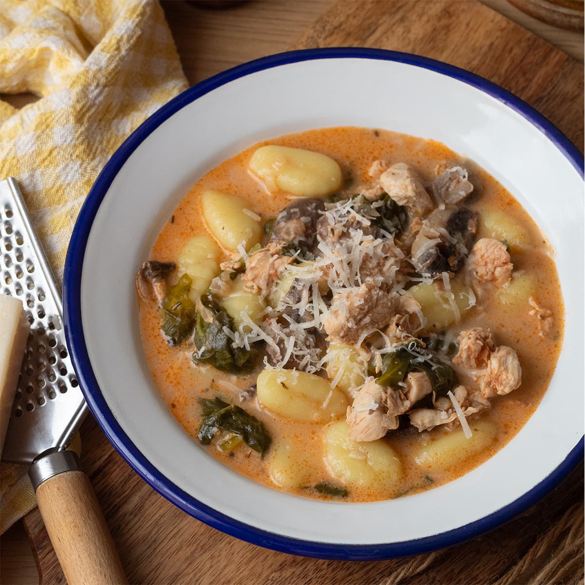 Sopa de ñoquis con pollo en Mambo