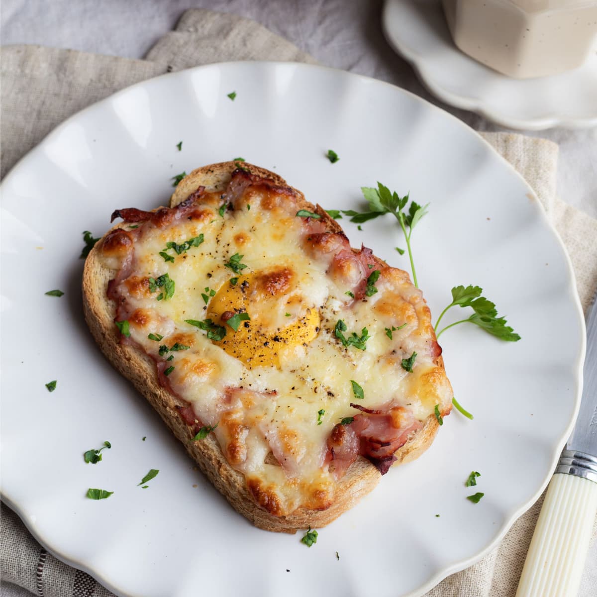Tostada de jamón, huevo y queso en Cecofry