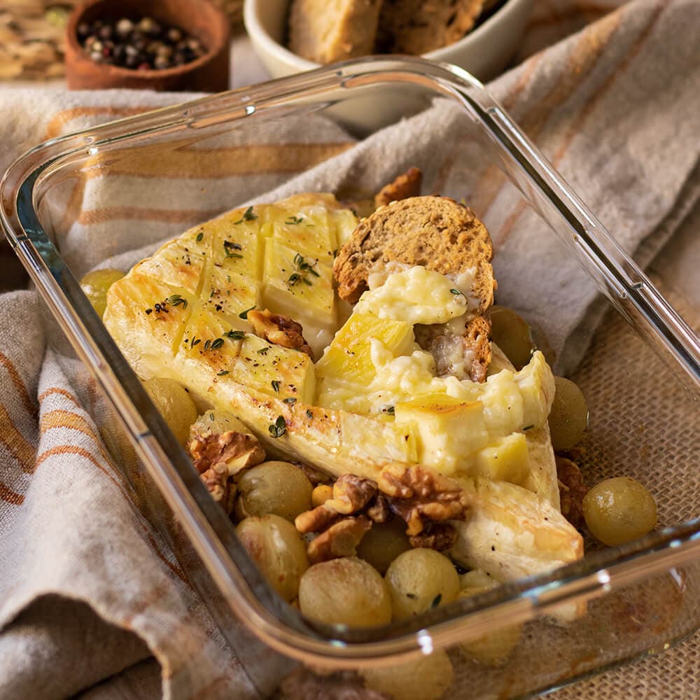 Brie asado con uvas y nueces en Cecofry