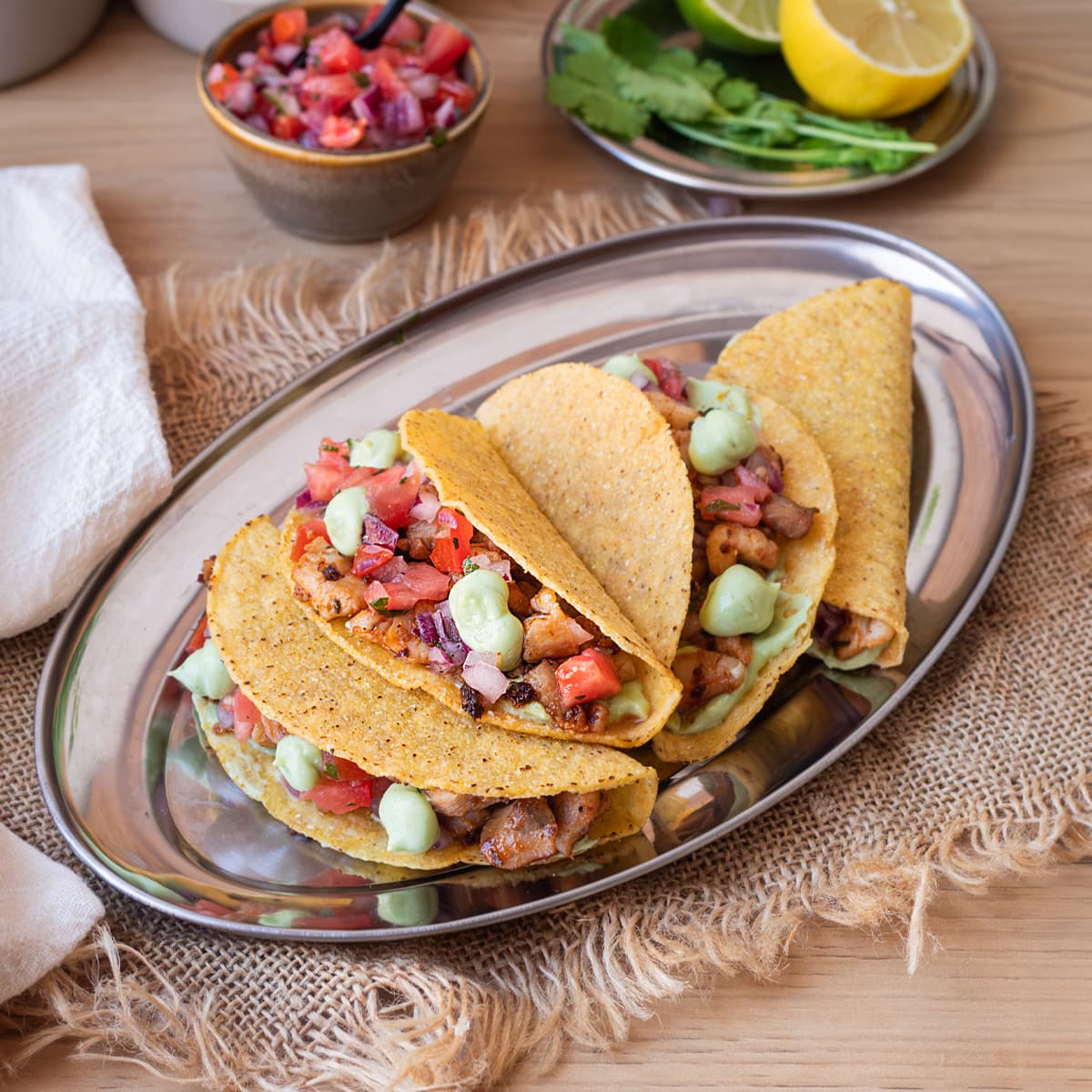 Tacos fresquitos de pollo asado con salsa de yogur y aguacate en Olla GM
