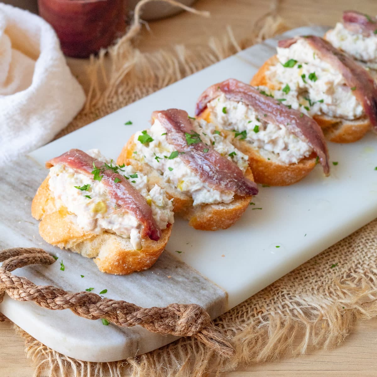 Tosta de anchoas en Mambo