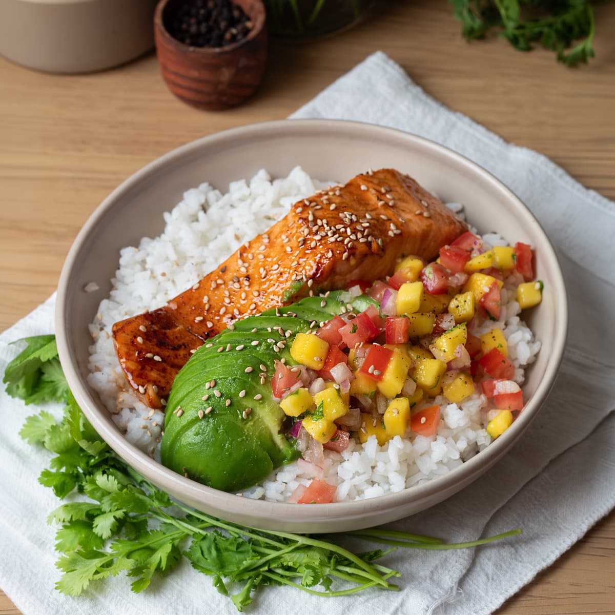 Bowl de salmón marinado con pico de gallo de mango en Cecofry