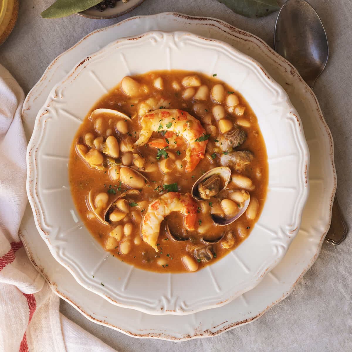 Alubias con almejas y gambones en Ollas GM