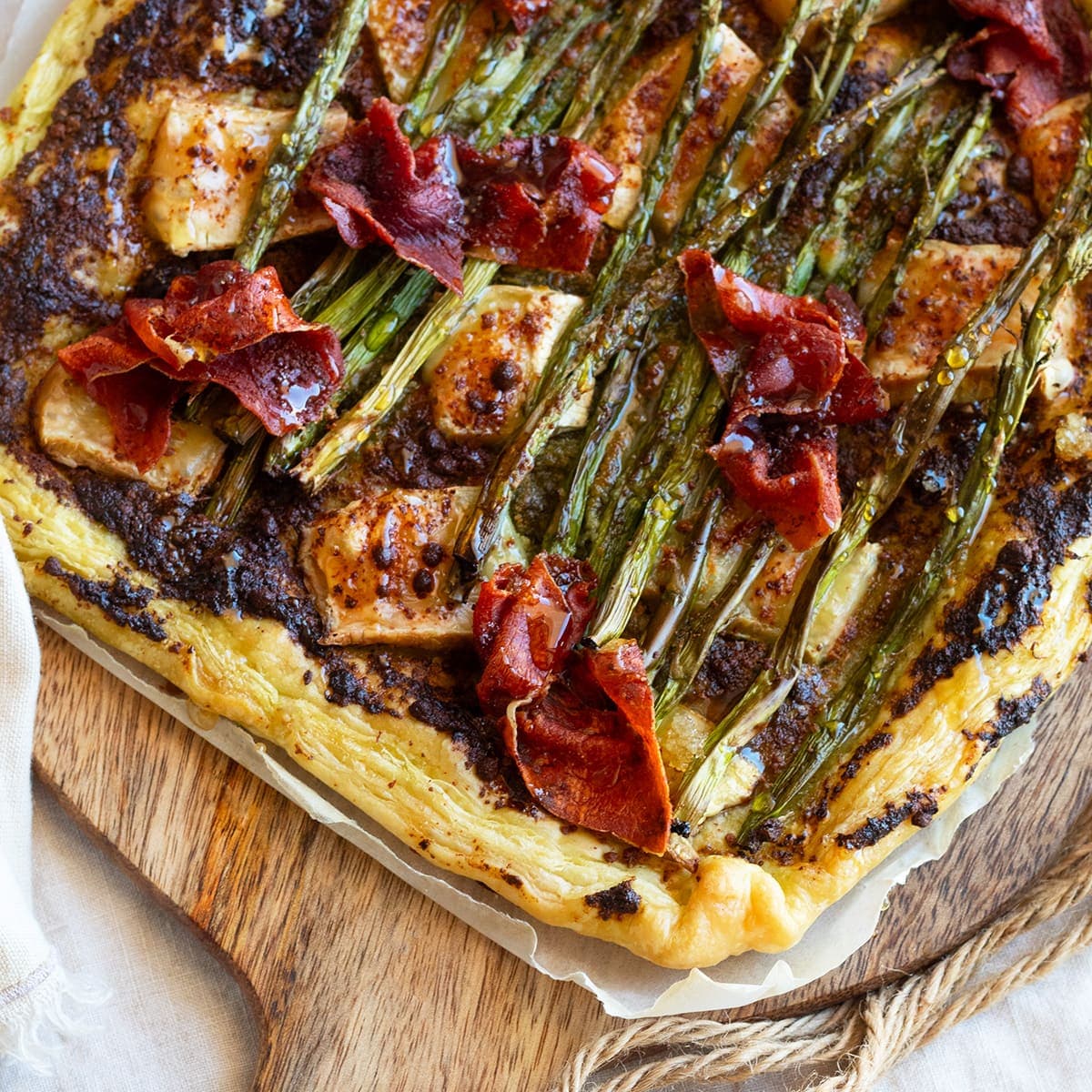 Hojaldre con queso brie, espárragos y jamón en Cecofry