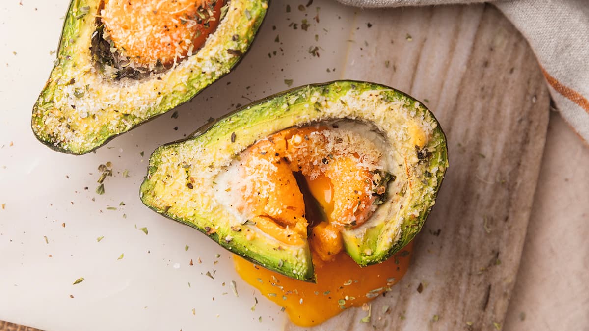 Aguacate con huevo gratinado en Cecofry