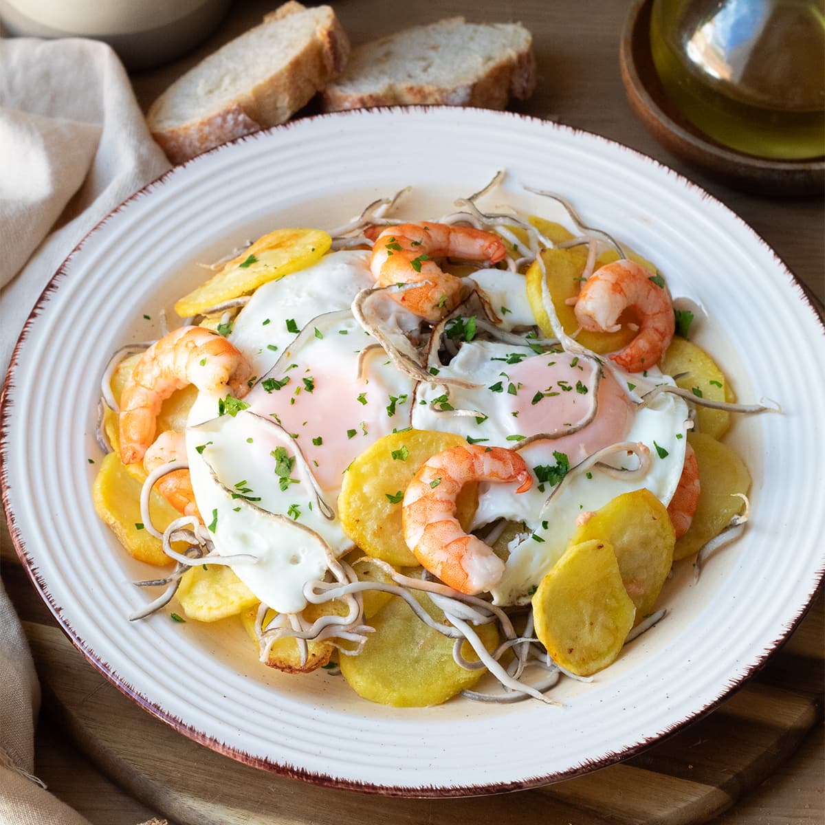 Huevos rotos con gambas y gulas en Cecofry