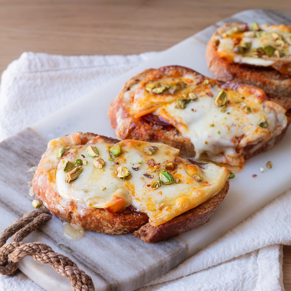 Tostas de queso de tetilla con sobrasada en Cecofry