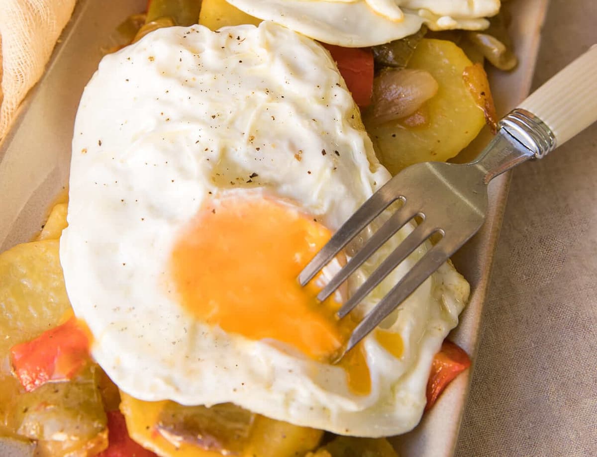 Patatas a lo pobre con huevos en Ollas GM
