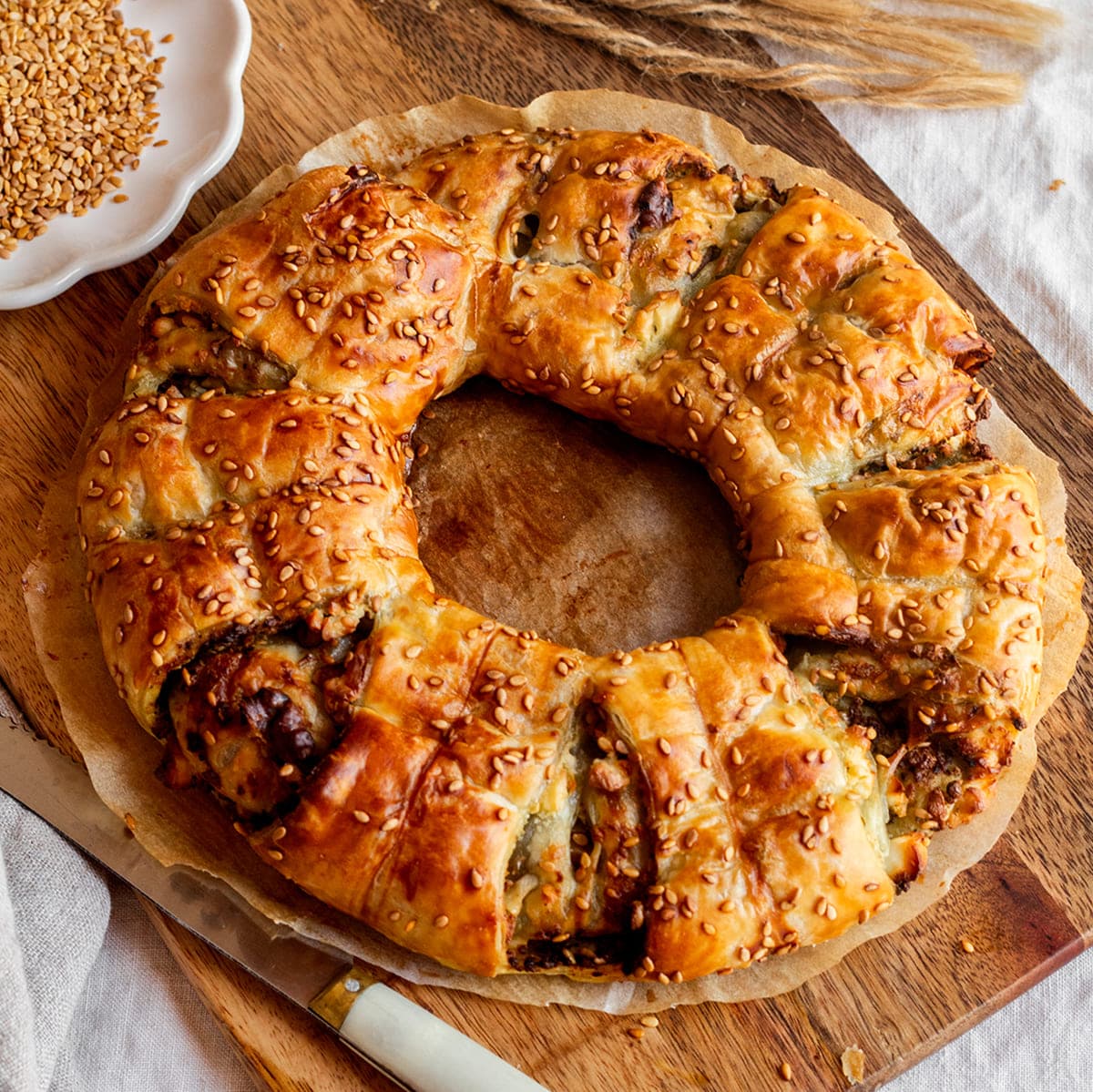 Corona de hojaldre rellena de feta y pesto en Ollas GM