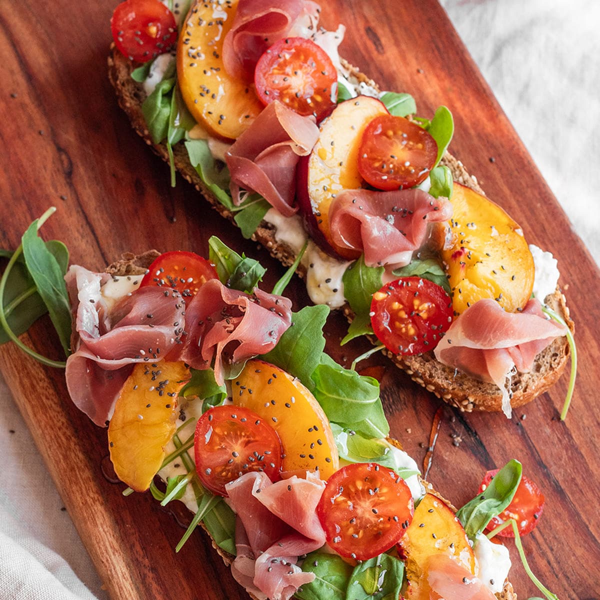 Tostas con melocotón, jamón y ricotta en Cecofry
