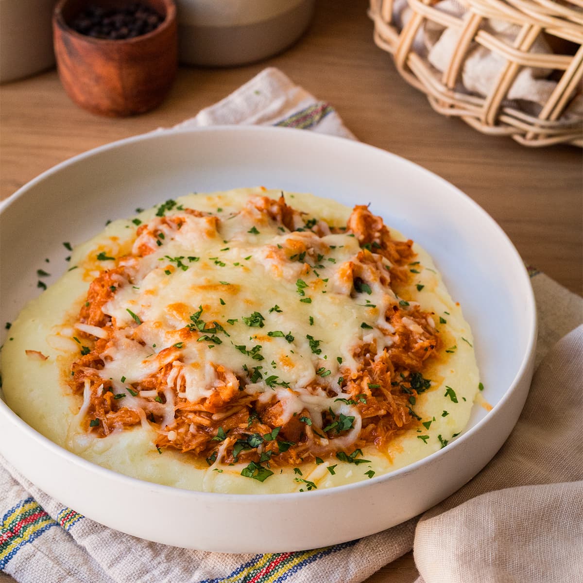 Puré cremoso con pollo mechado en Mambo