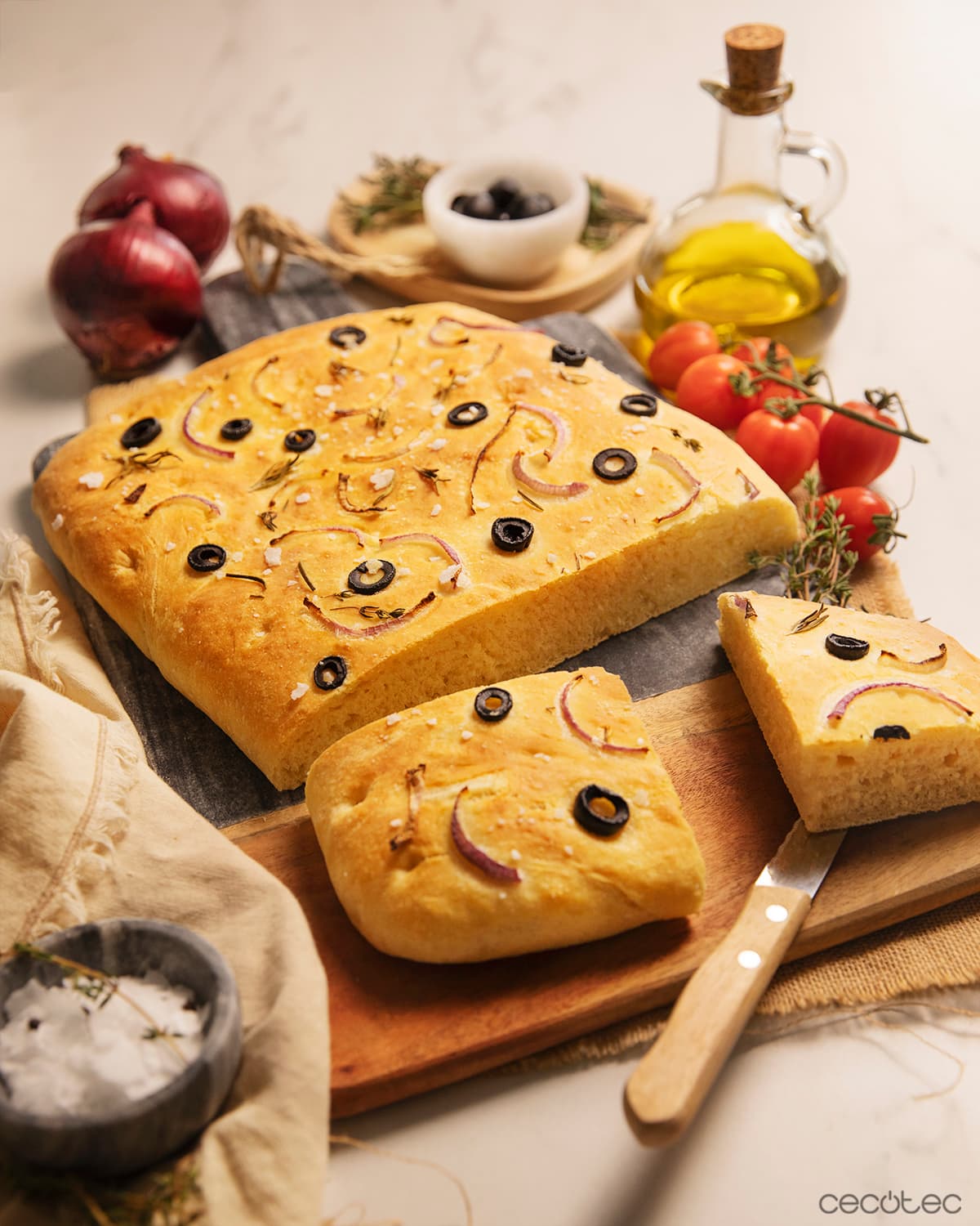 Focaccia con olivas, cebolla y romero