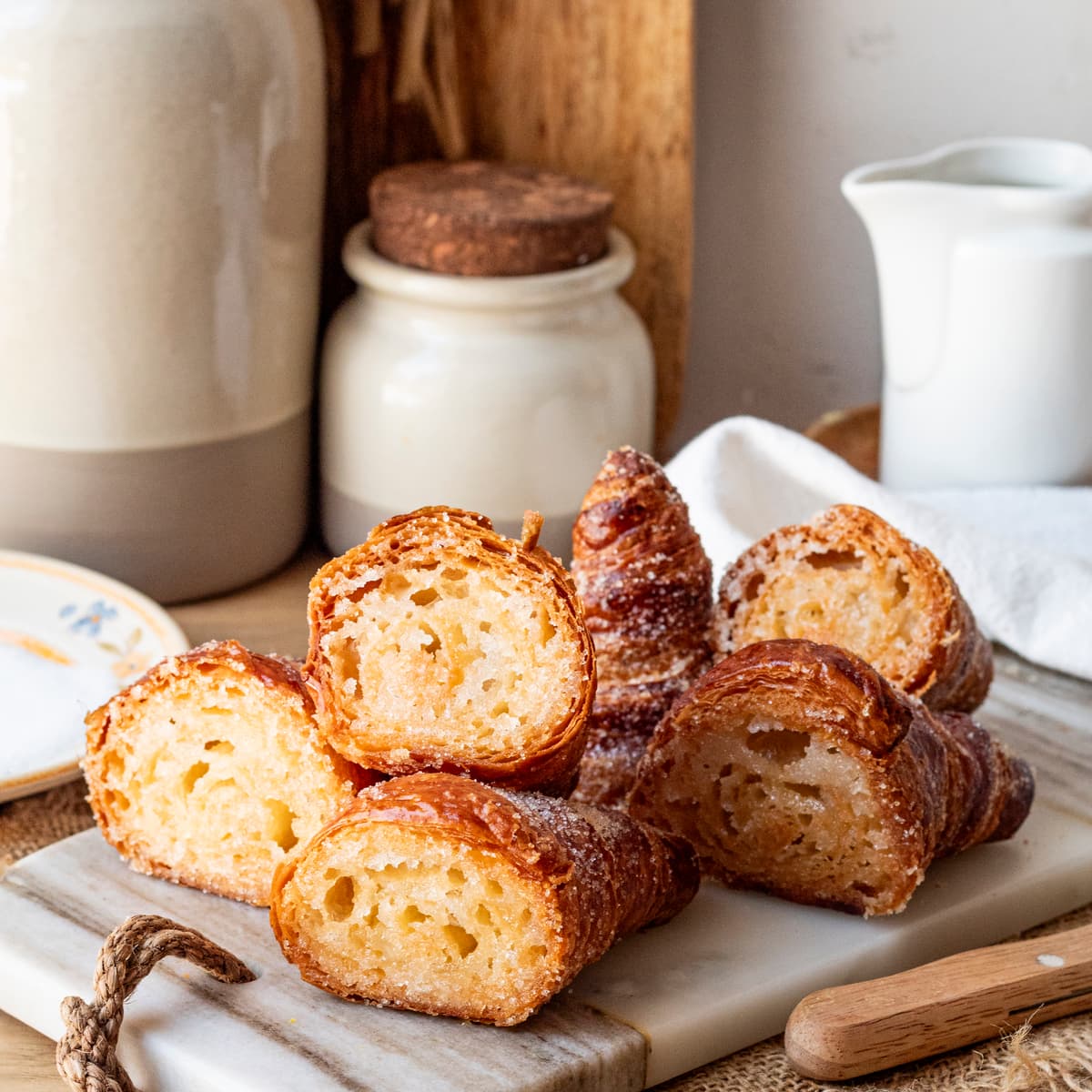 Croissant cubierto de mantequilla y azúcar en Cecofry