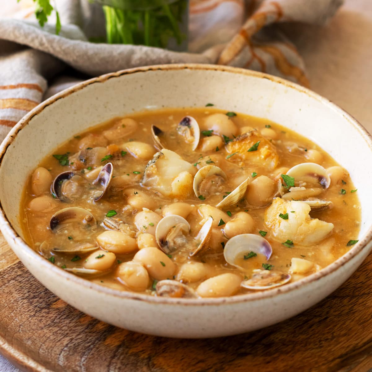 Alubias con chirlas y bacalao en Ollas GM