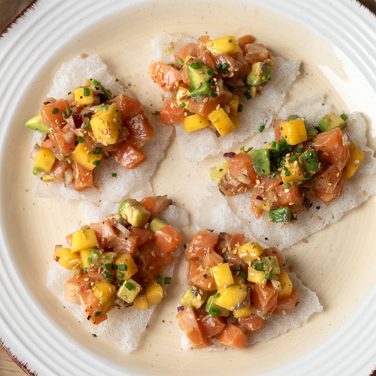 Tartar de salmón con crujiente de arroz en Olla GM