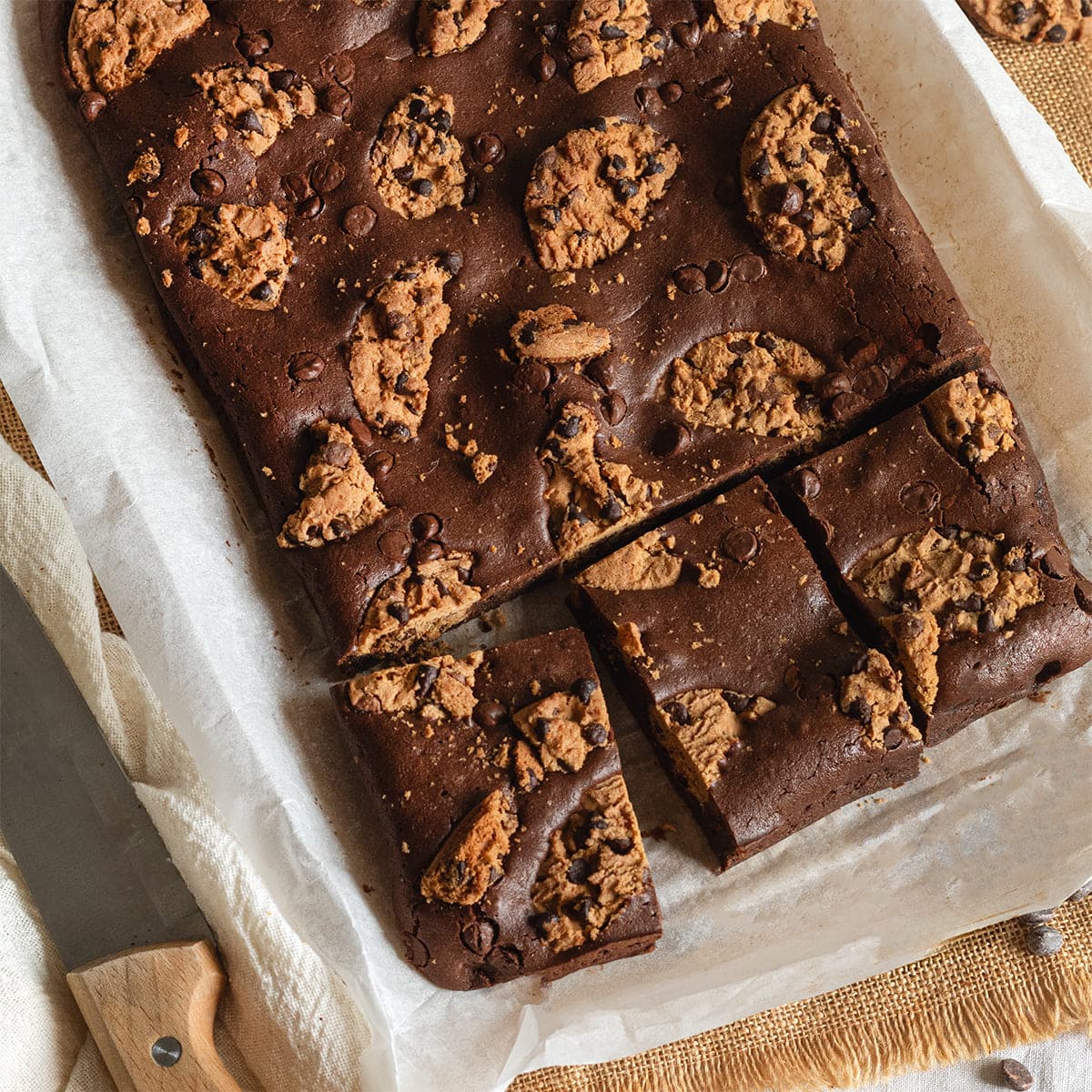 Brownie con chips de chocolate y cookies en Mambo