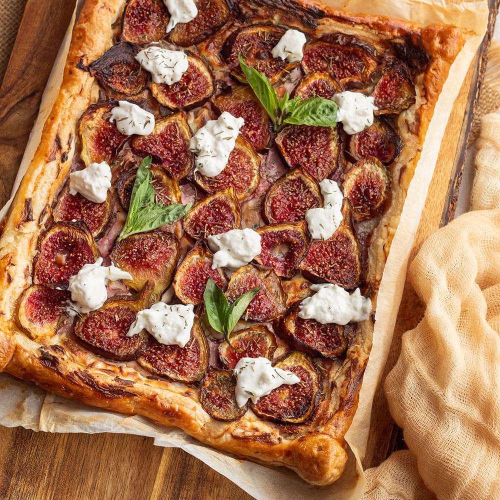 Torta de hojaldre con higos y burrata en Cecofry