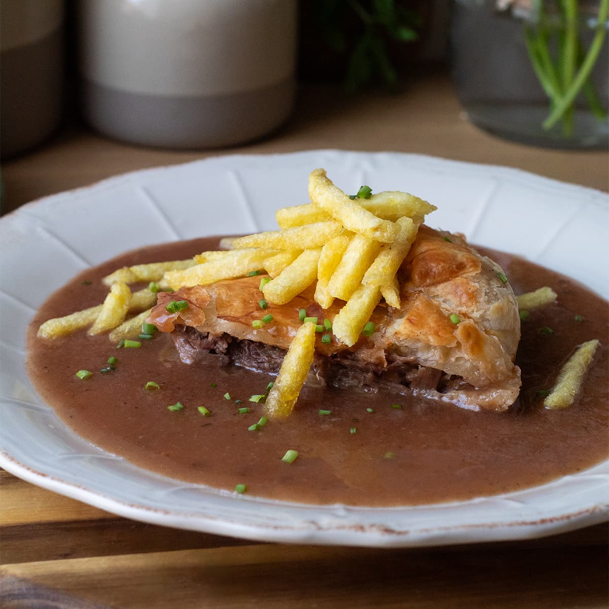 Pastel de carrilleras con patatas paja en Olla GM