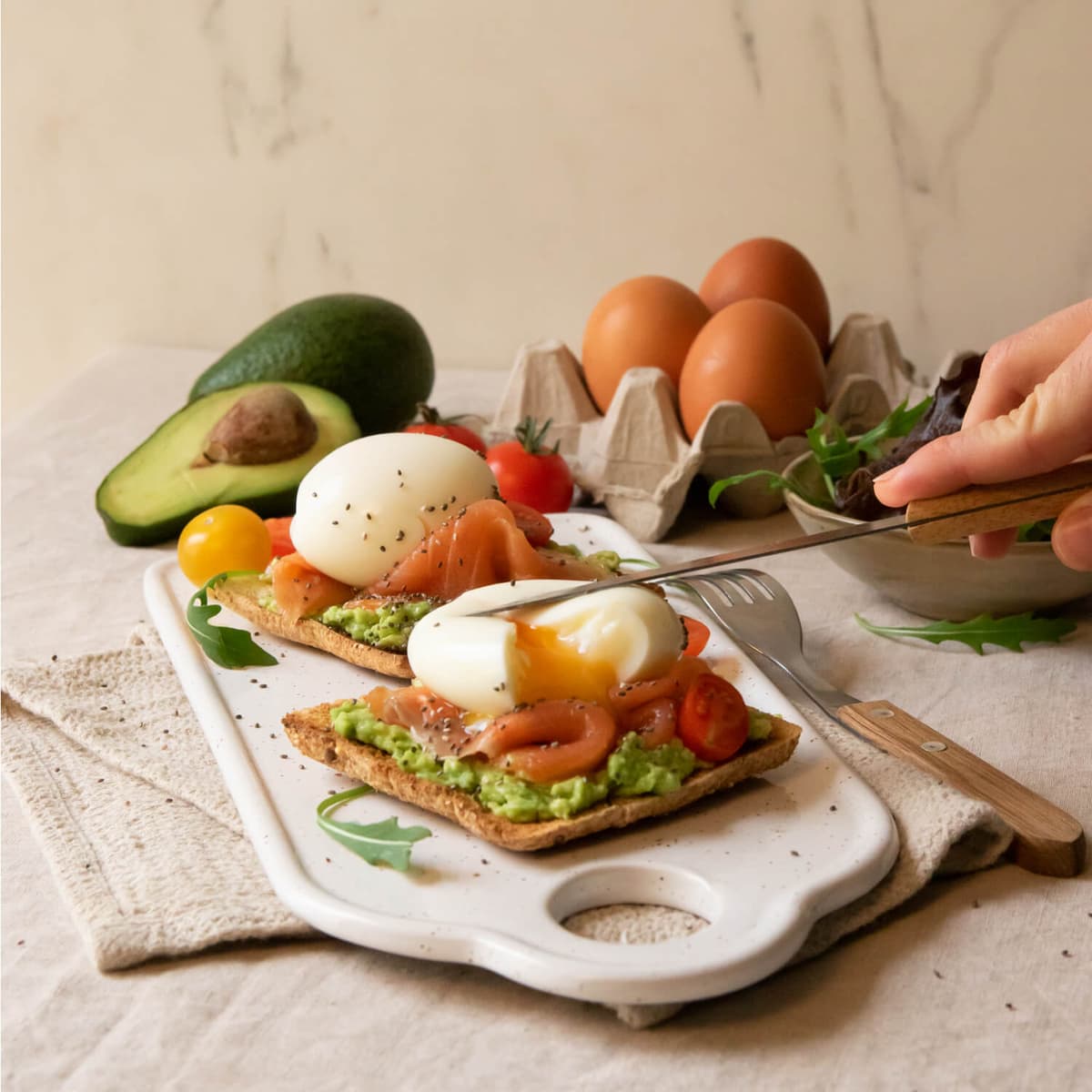 Tostadas de huevo, salmón y aguacate en Cecofry