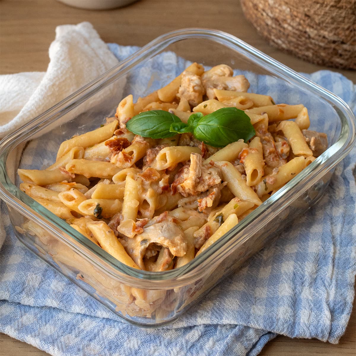 Pasta cremosa con pollo y tomates secos en Mambo