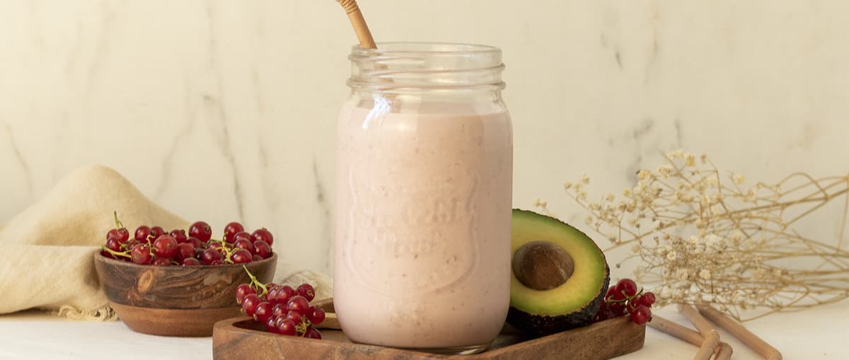 Smoothie de fresa, aguacate y frambuesa