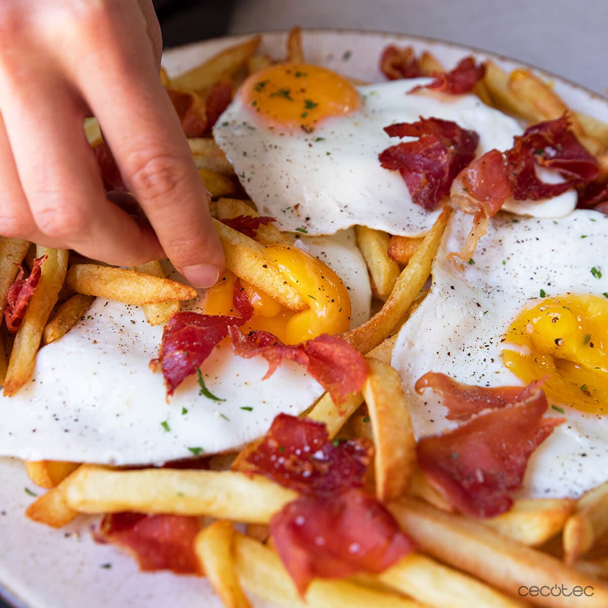 Huevos rotos con boniato y jamón en Cecofry