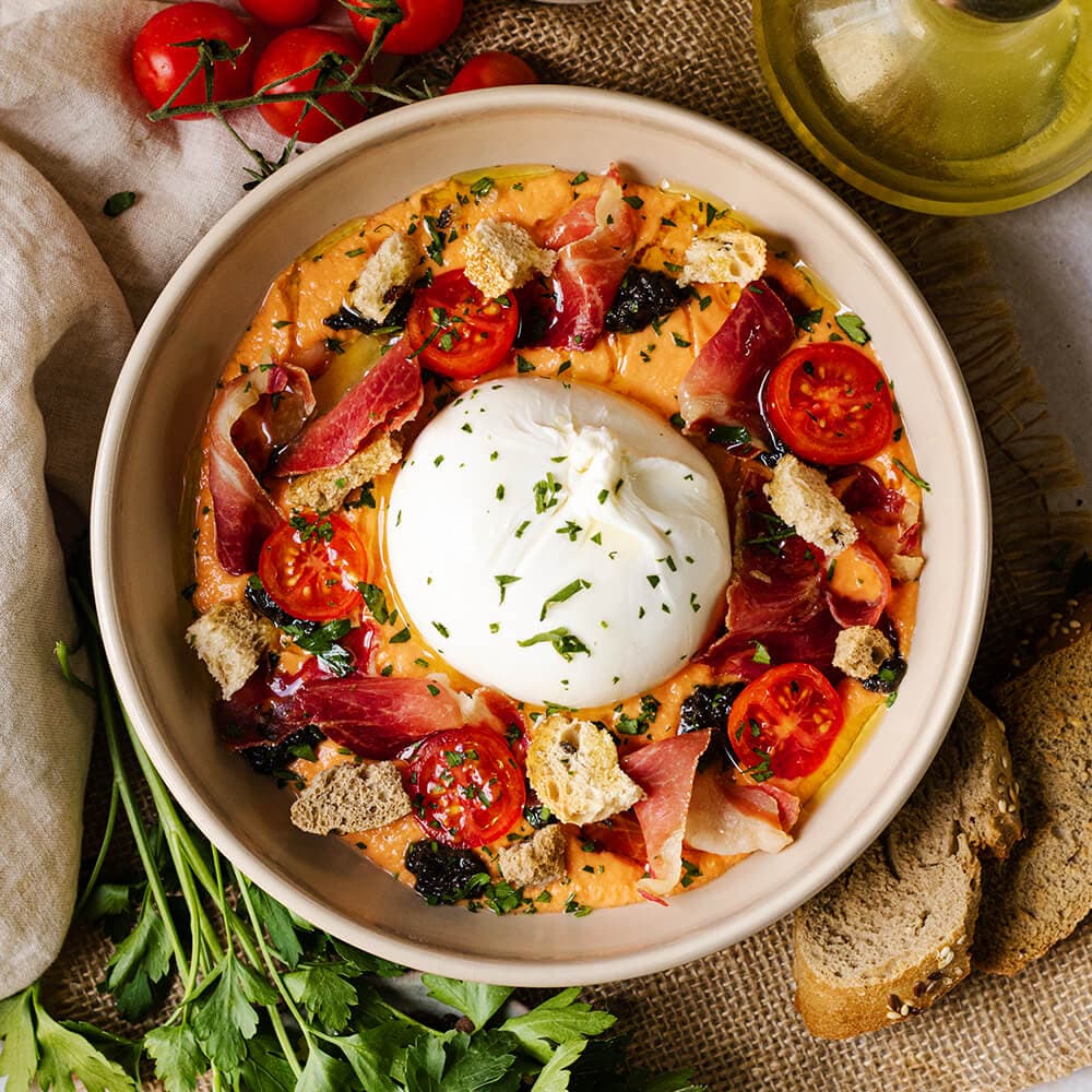 Crema de salmorejo con burrata en Mambo