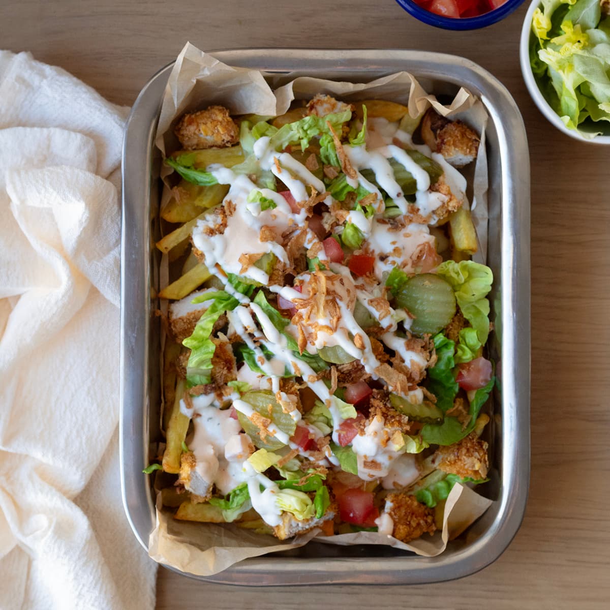 Bol de pollo crujiente con patatas fritas y queso en Cecofry