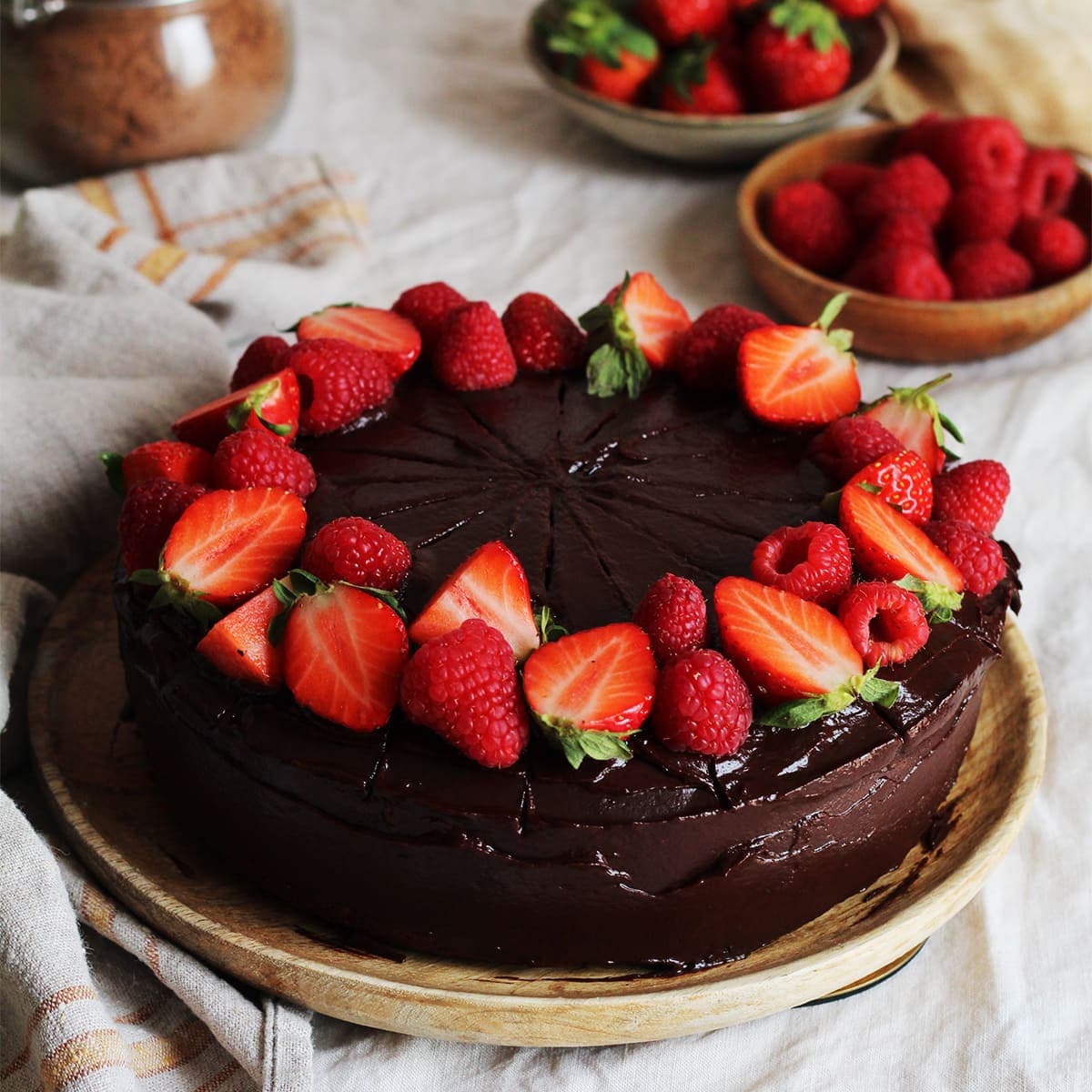 Bizcocho de chocolate con fresas y frambuesas en Ollas GM