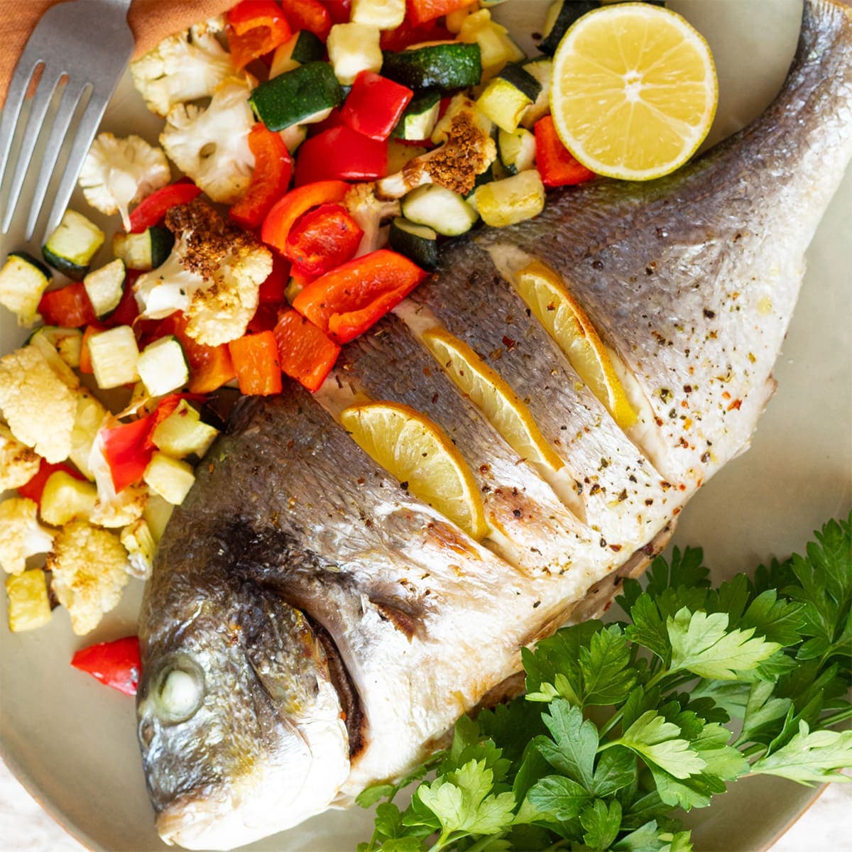 Cena saludable de 10, dorada con verduras en Cecofry