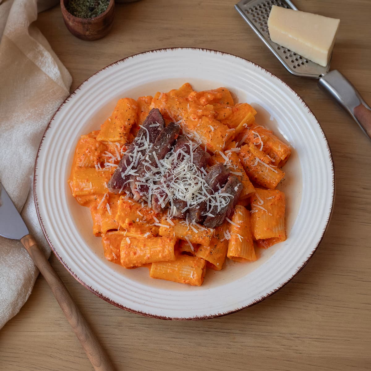 Pasta con salsa de pimiento picante con ternera en Mambo