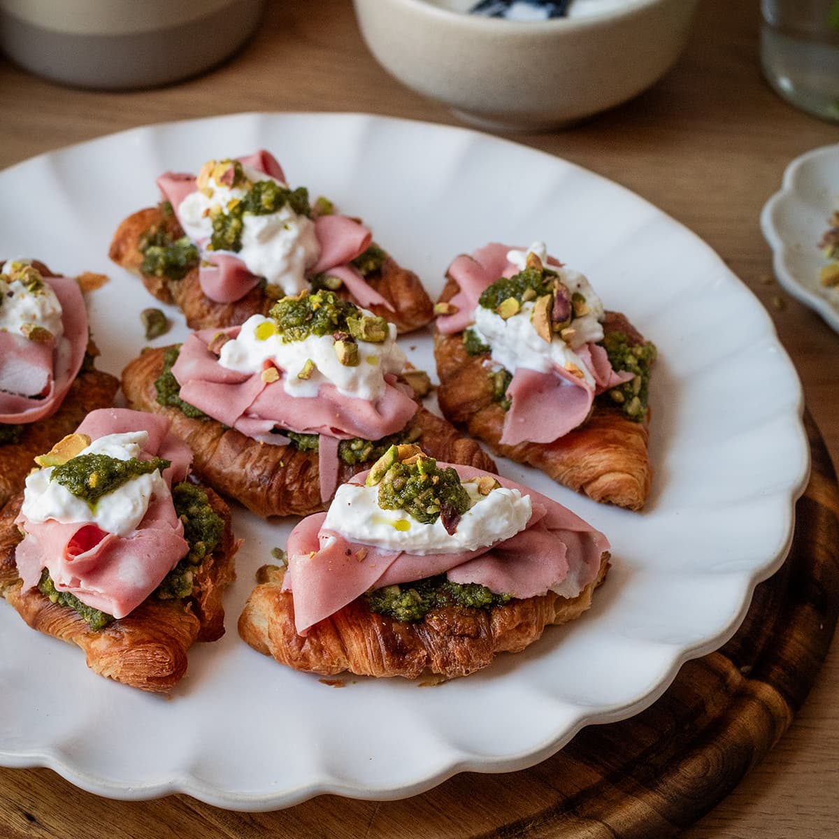 Croissants con burrata y mortadela en Cecofry