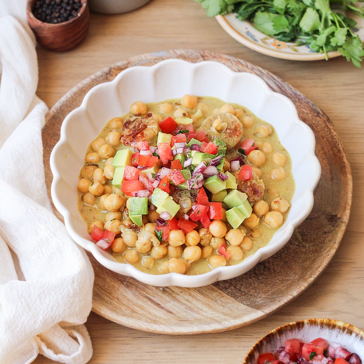 Curry de garbanzos con blanquet y pico gallo con aguacate en Olla GM