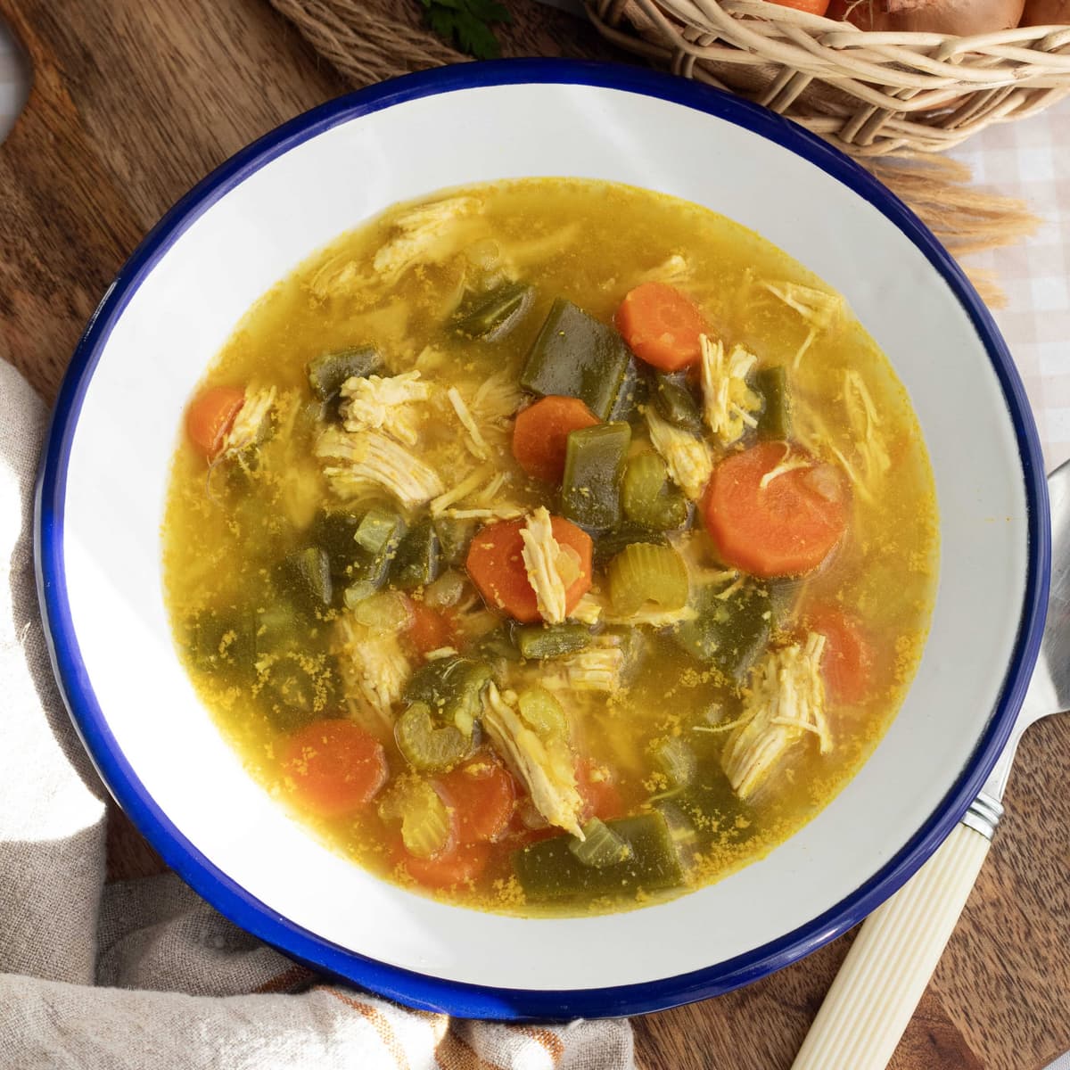Sopa cremosa de pollo con verduras en Ollas GM