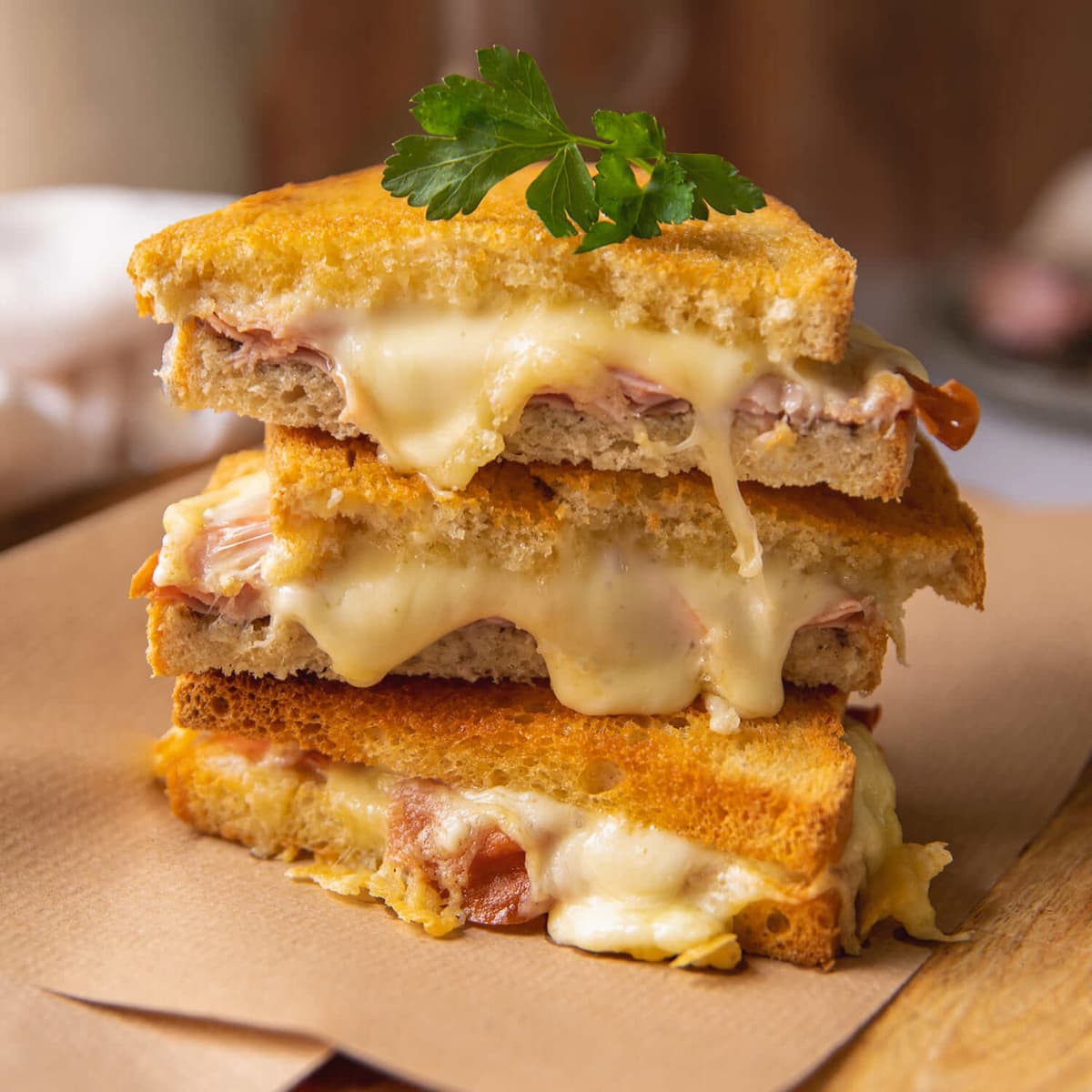 Bikini de mortadela con queso de tetilla y trufa en Cecofry