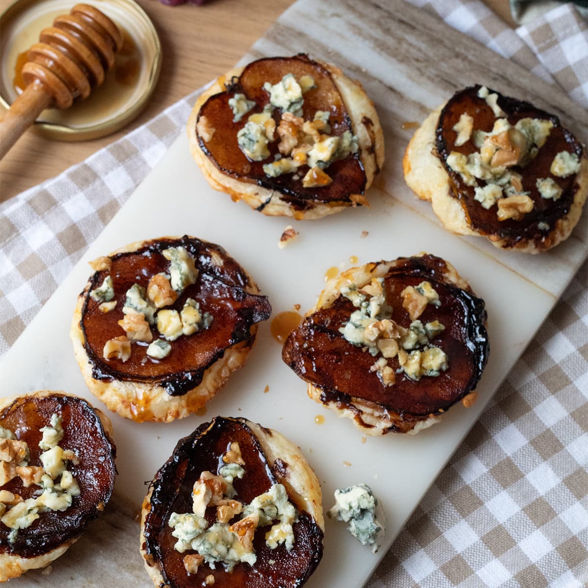 Hojaldres de pera, roquefort y nueces en Cecofry