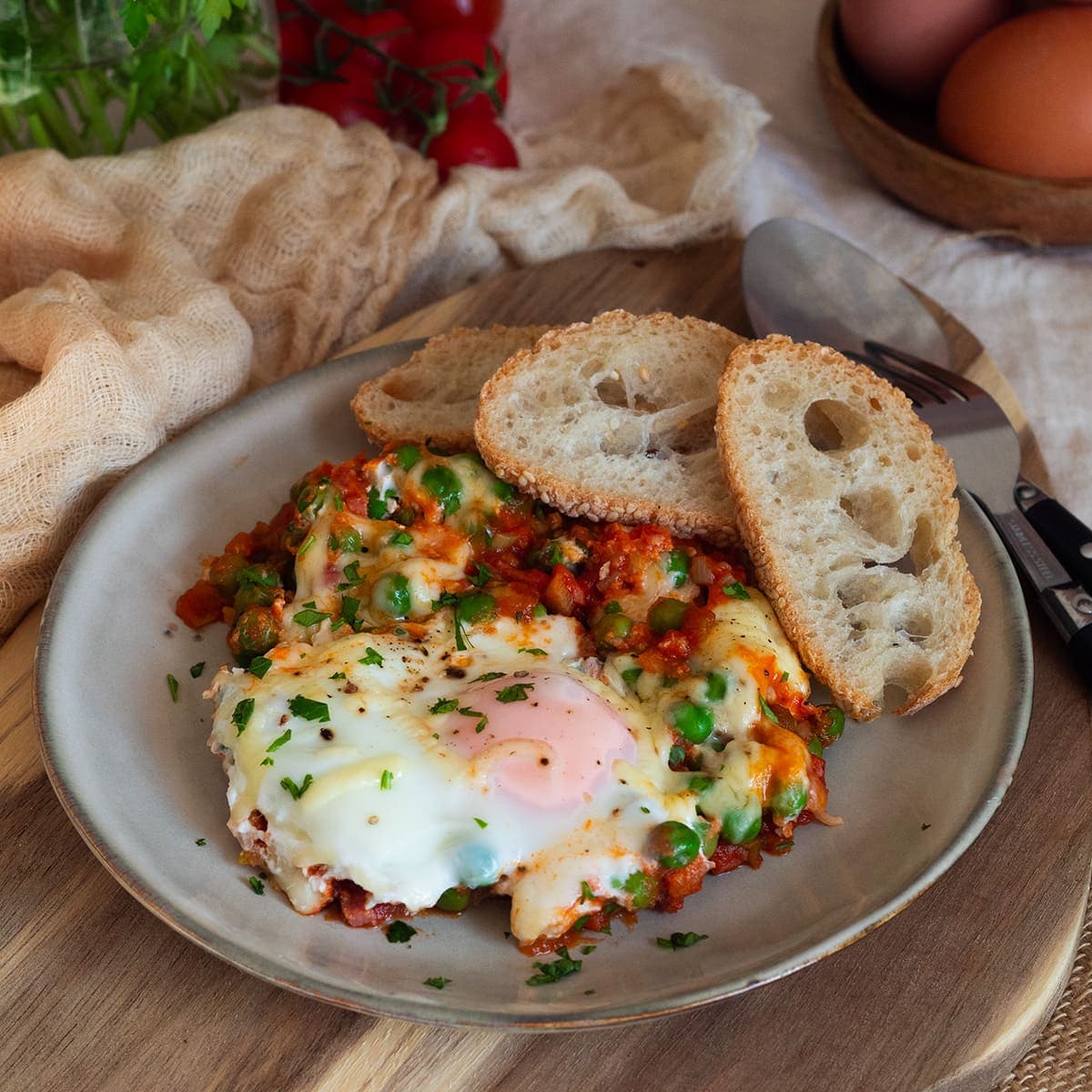 Huevos escalfados con guisantes y jamón en Olla GM